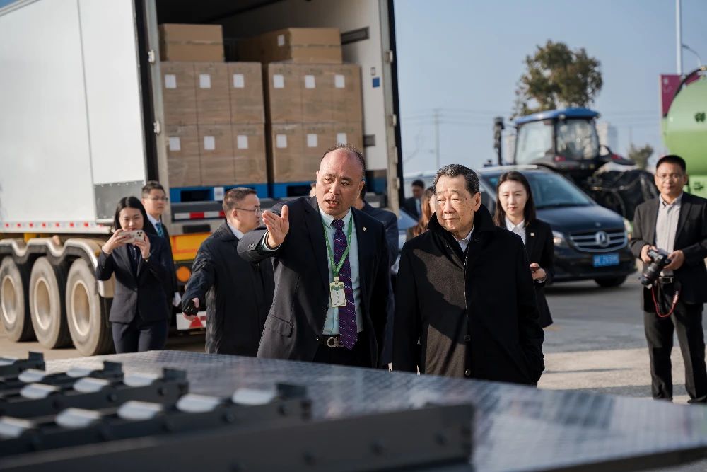 謝國民集團(tuán)資深董事長(zhǎng)（右三）視察鑫百勤專用車輛有限公司.jpg