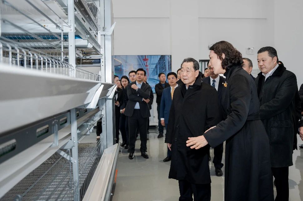 謝國民集團(tuán)資深董事長(zhǎng)（右三）視察正大谷瑞機(jī)電有限公司.jpg